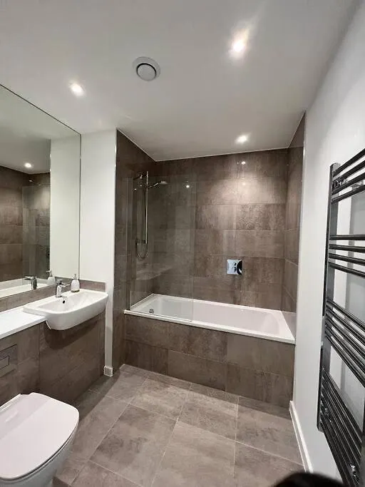 Stylish 2-Bed Flat Canning Town London